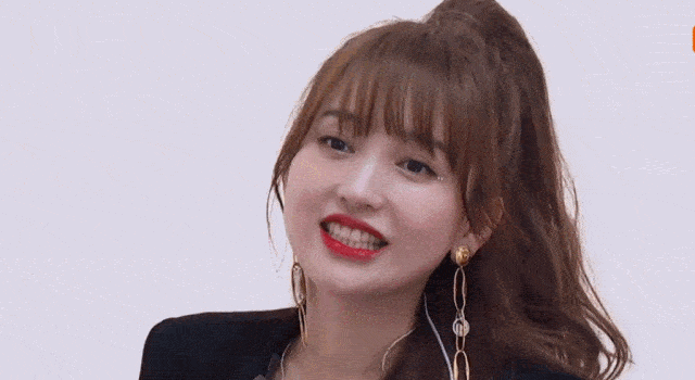 甚至还被分到了x组,看着金莎后来在听取评委对她评价时的表情,真有种