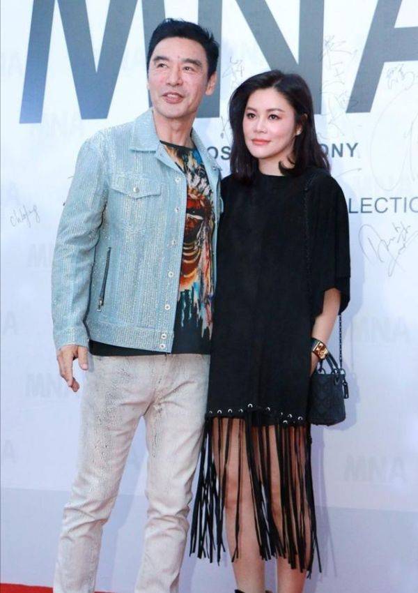 原创钟镇涛携老婆高调亮相,范姜穿黑色流苏裙配短靴,气质不输名媛