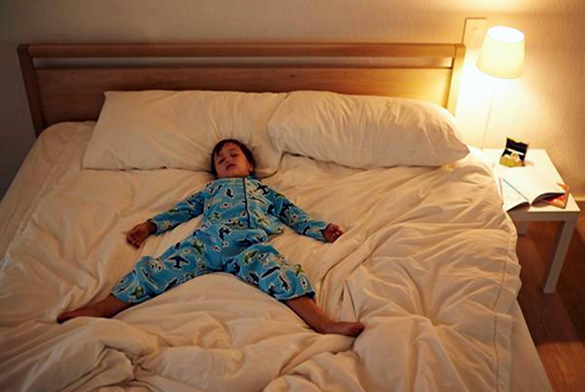 1岁以下:2~8小时,孩子困了就睡. 1~2岁:2个小时. 2~3岁:1~2小时.