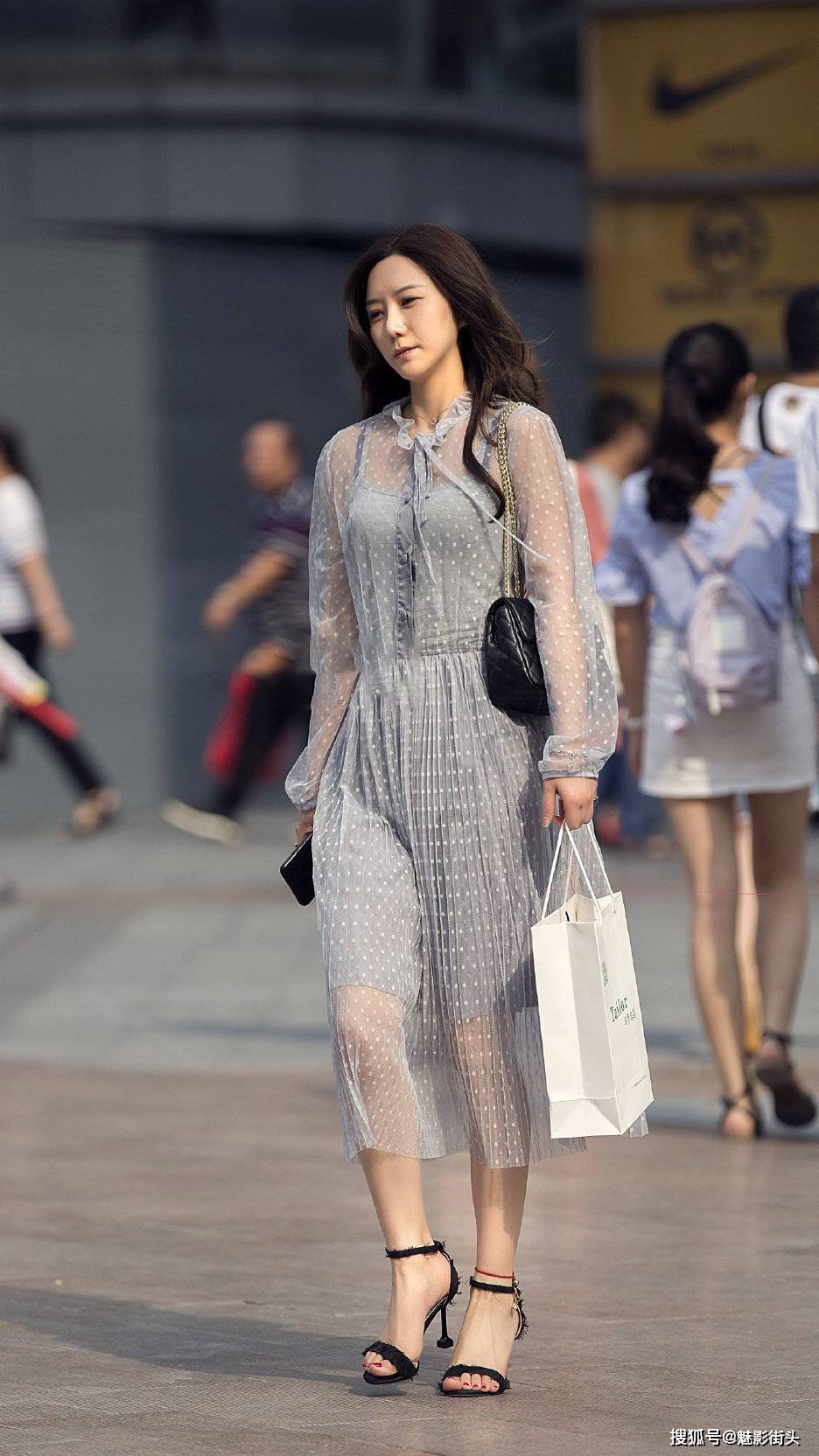 夏天穿连衣裙配什么鞋子?美女选来选去,还是一字带凉鞋最有气质