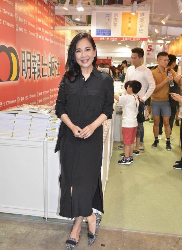 原创49岁陈松伶不老女神,穿黑色连衣裤现身减龄时髦,意外穿出高级感