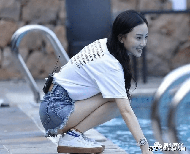 李小璐装嫩不厌烦穿白t恤配牛仔短裤泳池边摆拍动作好娇媚
