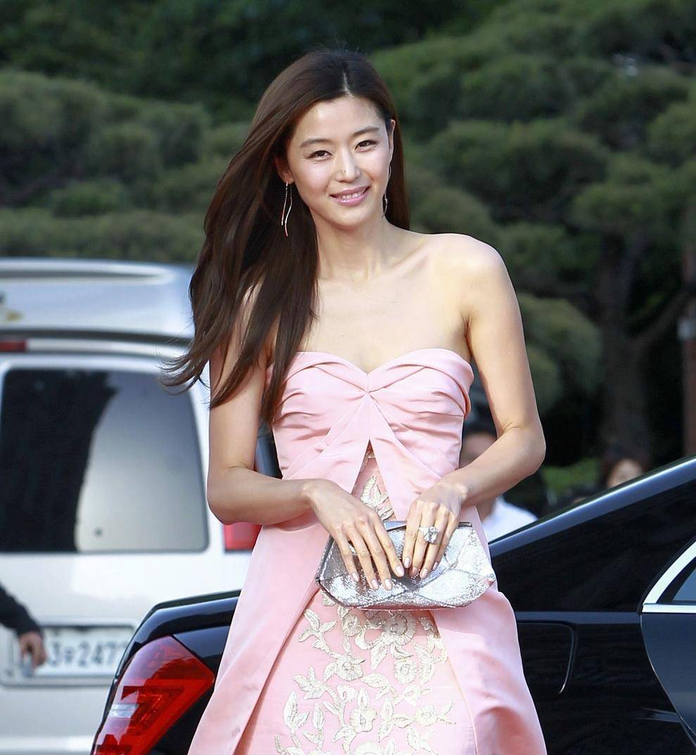 原创全智贤瘦得太厉害,穿抹胸拖地长裙快撑不起来,气场却意外强大