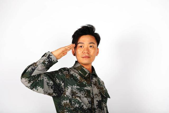 原创王宝强与父亲同框照曝光,父亲身穿军装英姿飒爽,身份也被公开