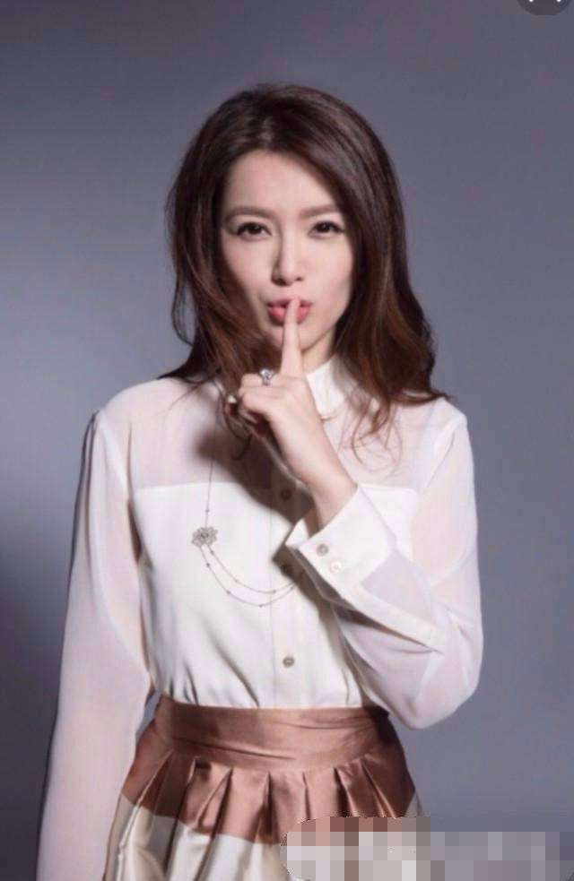 郭富城前女友晒甜美写真,大秀性感香肩气质佳_苟芸慧