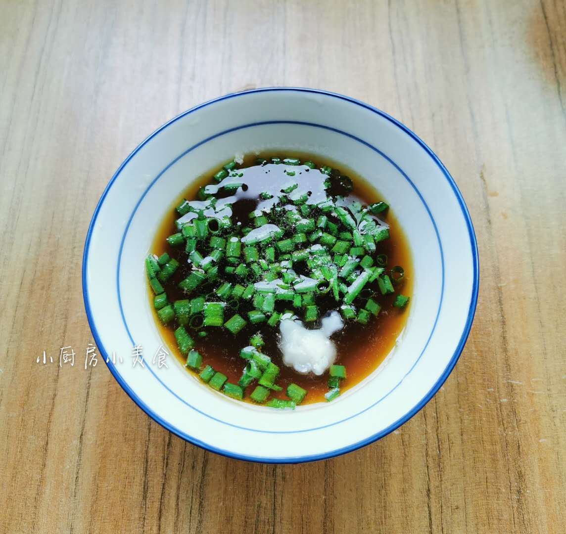 做蔥油麵最好用豬油,比用植物油吃起來香. 2.