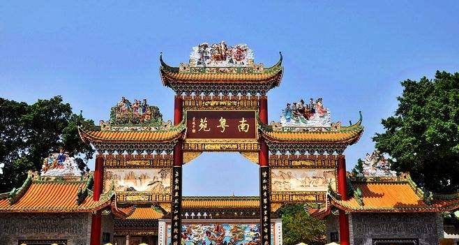 小梦进到了园里,看到了一个巨大的鼎,叫千秋太平方鼎,在南粤苑的牌坊