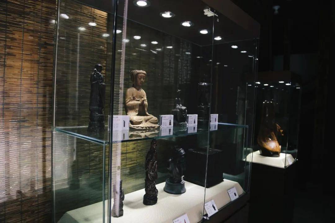 圆桌上,整体幽雅协调,气度隐逸,无不衬托出古人悠闲美好的居家生活