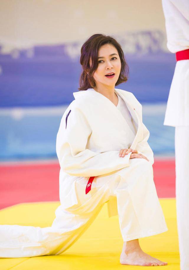 关之琳说:"是受了营养师的指导,用的比较流行拉伸运动,一直坚持,才有