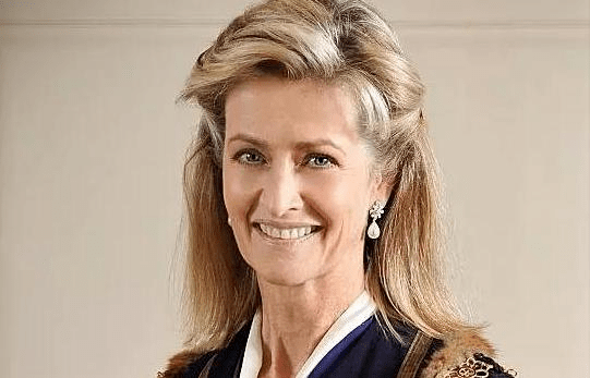 1979年10月,彭妮嫁给罗姆塞勋爵,跻身英国王室圈子.