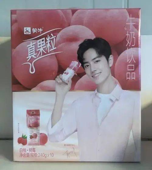 请了梅西,赵丽颖两家代言人更是五花八门都能看到蒙牛伊利的广告楼宇