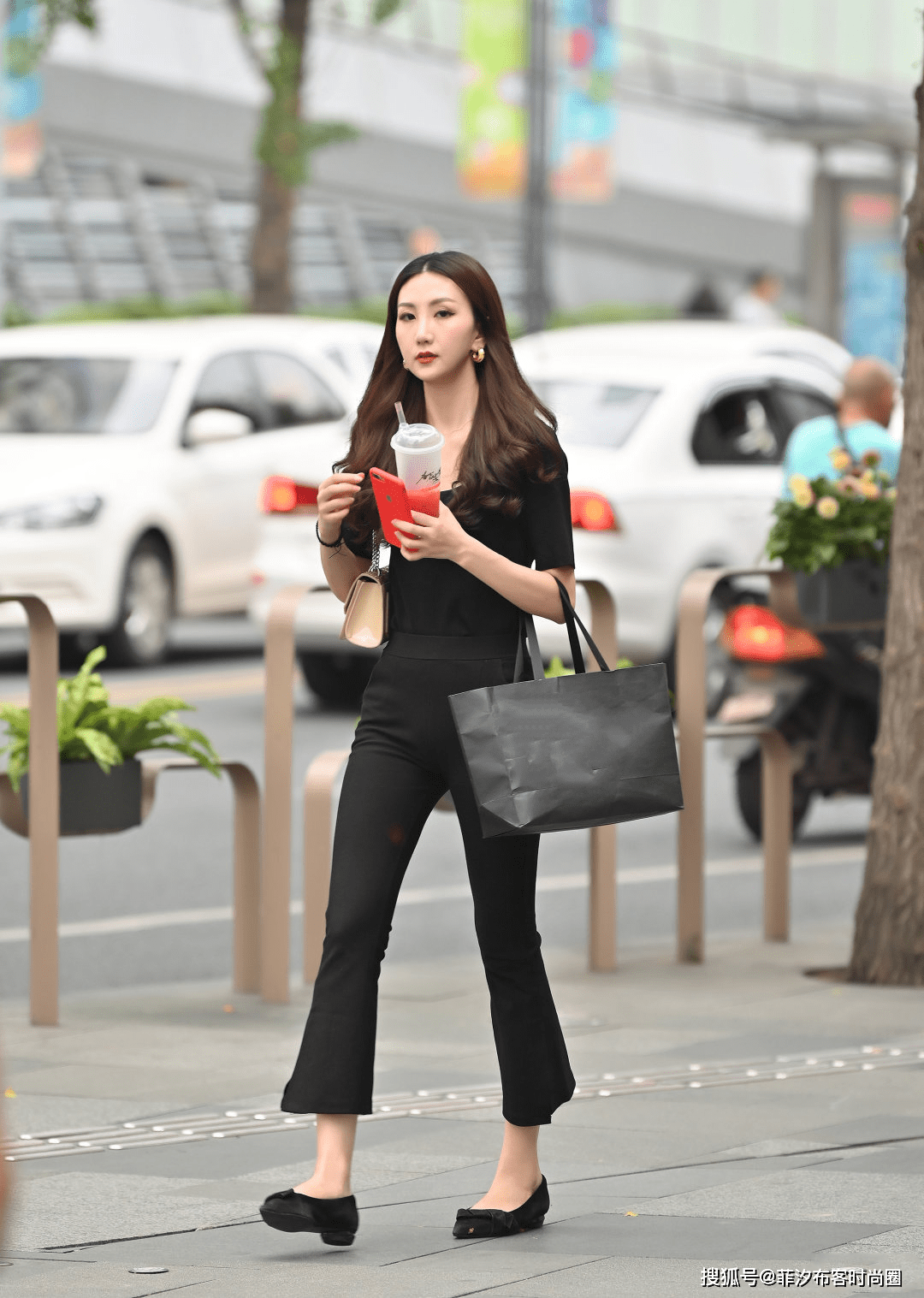 喇叭裤成为了女生的新宠,简约时髦又能修腿型