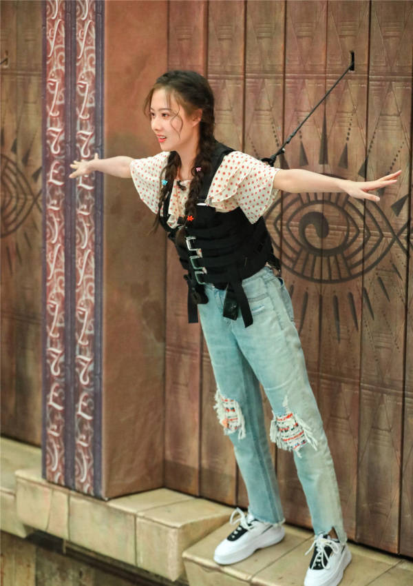 下身搭配了一条牛仔裤,膝