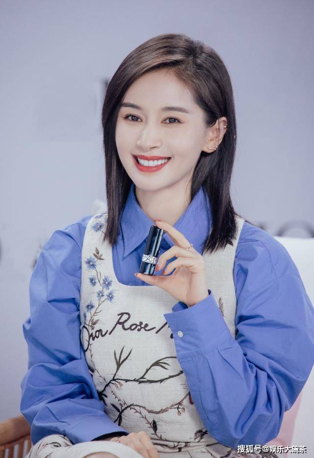 原创王子文这身造型太精致,红唇长发展女神范,蓝衬衫印花裙清丽婉约