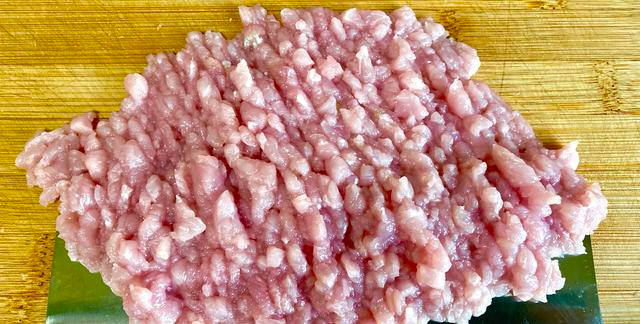 肉沫内倒入适量料酒,淀粉和盐,腌制5分钟