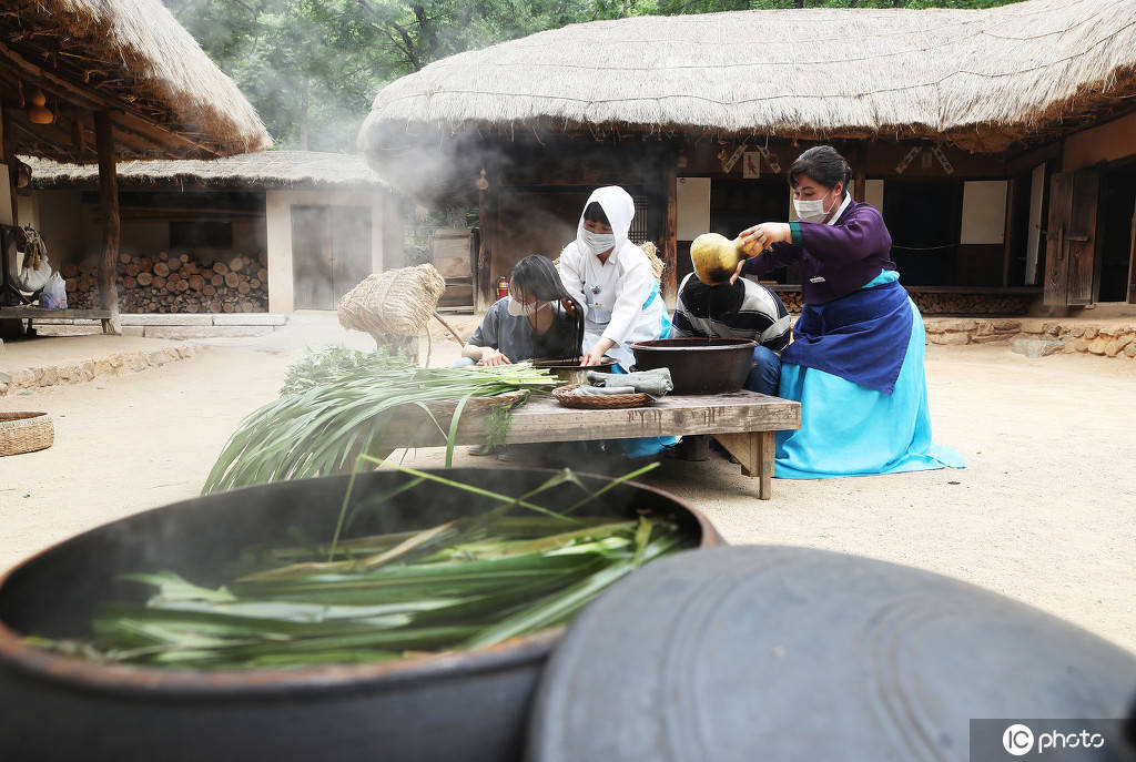 韩国举办传统民俗活动 用菖蒲水洗头迎接"端午"