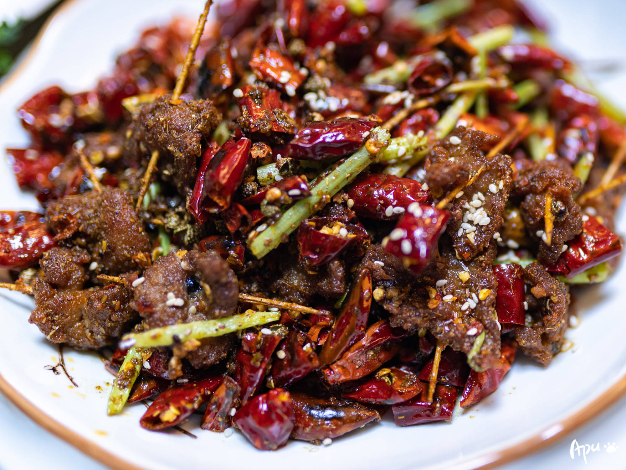 96牙签牛肉将牛肉切丁后串成小串,配上辣椒孜然花椒等爆炒!