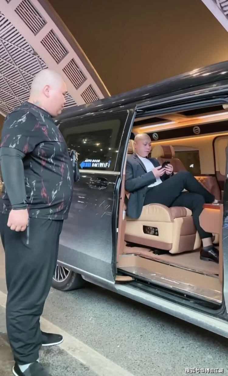 刘二狗生活有多滋润坐百万豪车保镖伺候跟随娇妻含情脉脉