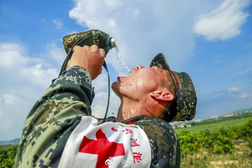 表白中国军人!奔跑在"魔鬼周"的迷彩天使