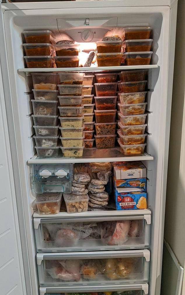 冰箱里摆满美食的图片图片