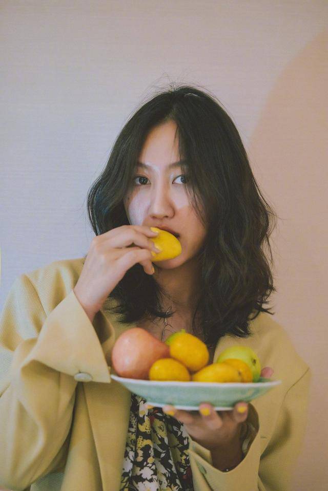 碎花连衣裙配西装又a又美,真是挺高级,在发型上陈粒也是很有想法的