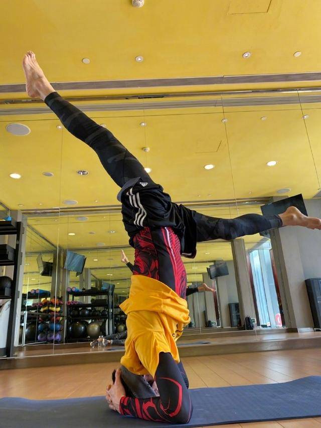 原创向佐在健身房练基本功,动作潇洒帅气,这基本功在别人看来却很难