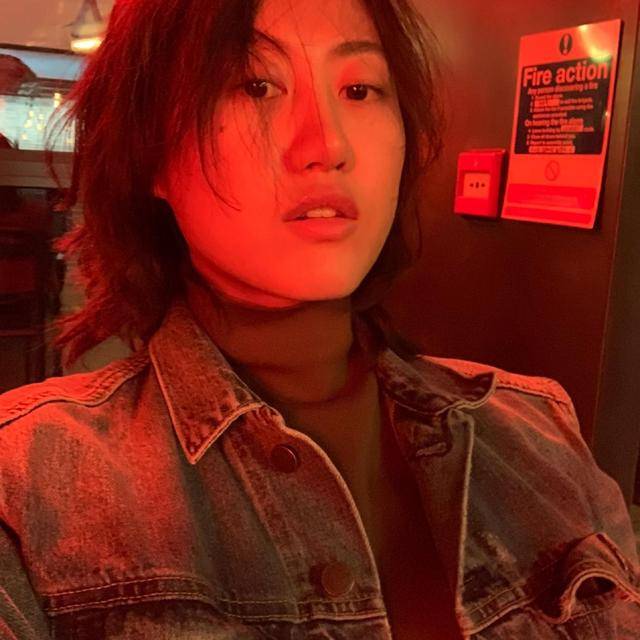 原创民谣系女孩陈粒好飒,穿碎花裙还配西装,get到了她的美