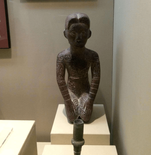 竹筒树叶这两种方式来向图腾神祈求平安顺遂,吴越人还有着"断发文身"