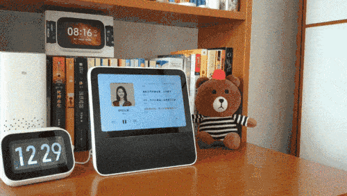 总结:从功能上来看,小度x8比小爱触屏音箱更强大一些,但是核心功能