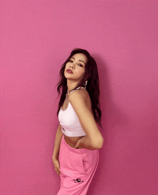 虽然说腰上没有马甲线,但是谢可寅还是大方地晒出了腰围,看得出来他对