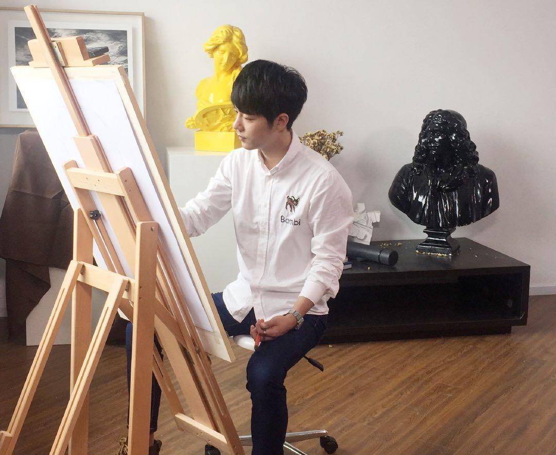 肖战录制画画过程全程未开滤镜真实皮肤却意外曝光