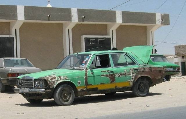 非洲人用奔驰当出租车?车龄比你大,每一辆都是"伊拉克"成色!