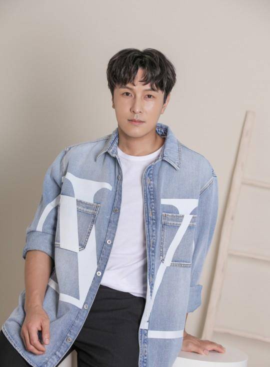 原创南韩shinhwa金烔完至今仍受到私生饭的困扰