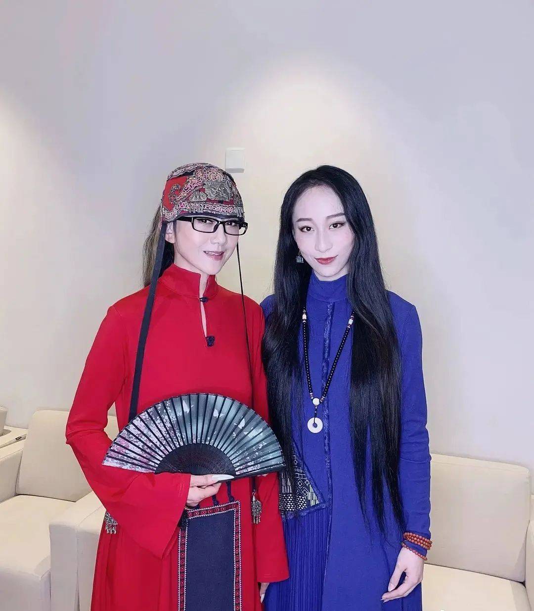 杨丽萍徒弟水月晒美照,穿吊带秀完美身材,脸上洋溢着幸福