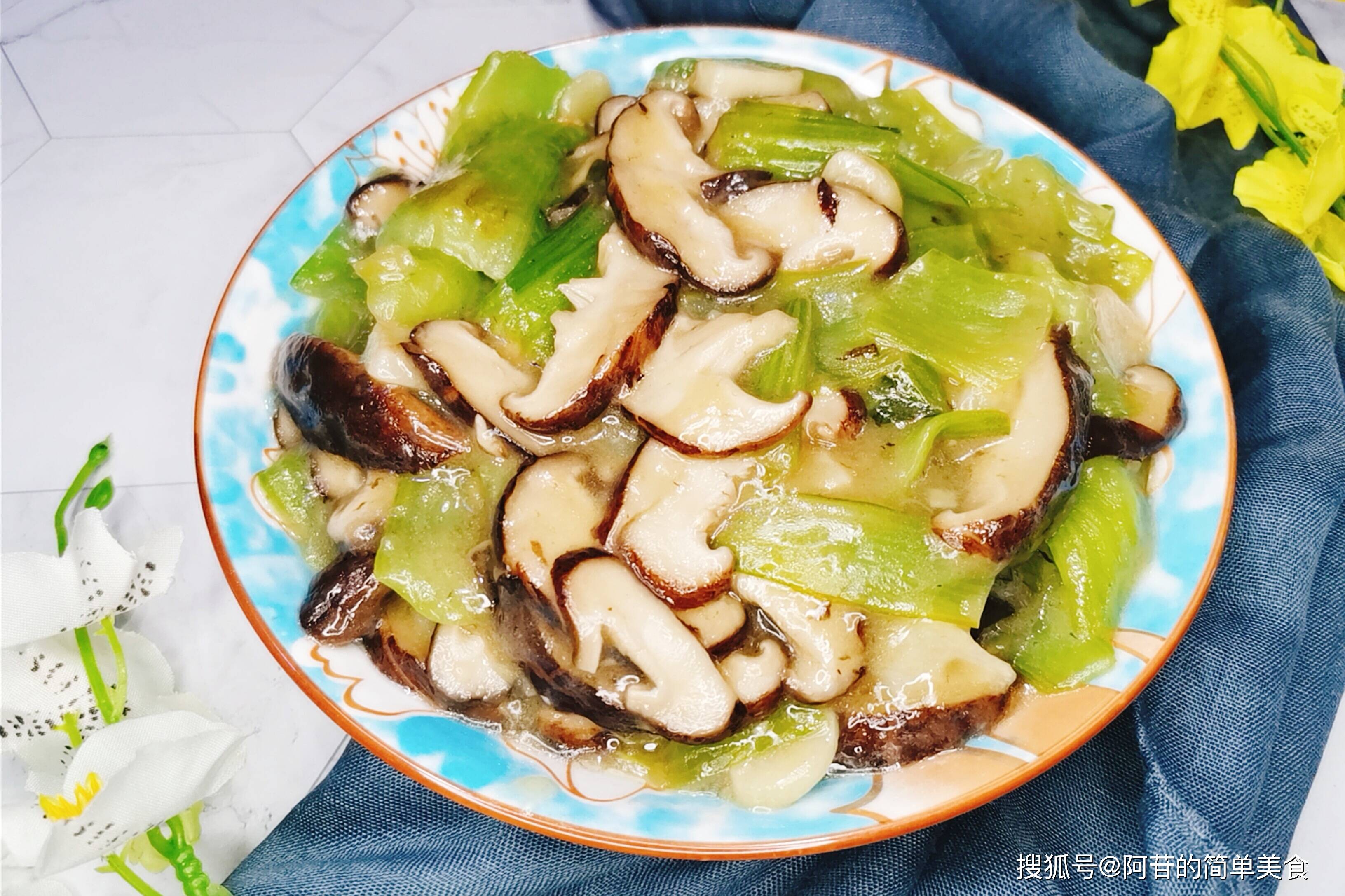 原创牙口不好没关系,来道香菇烧菜梗,又软又烂乎,绝对不塞牙