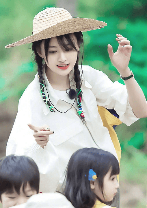 郑爽穿复古校服亮相综艺节目,与小朋友互动,仿佛回到了学生时代