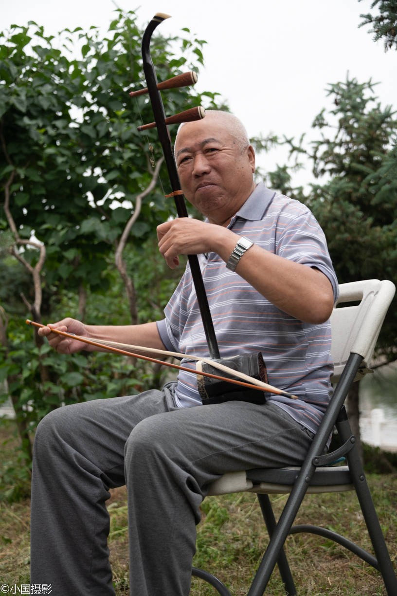 他说,自己曾经作为一门爱好也搞过摄影,现在眼睛不行了,但拉二胡没