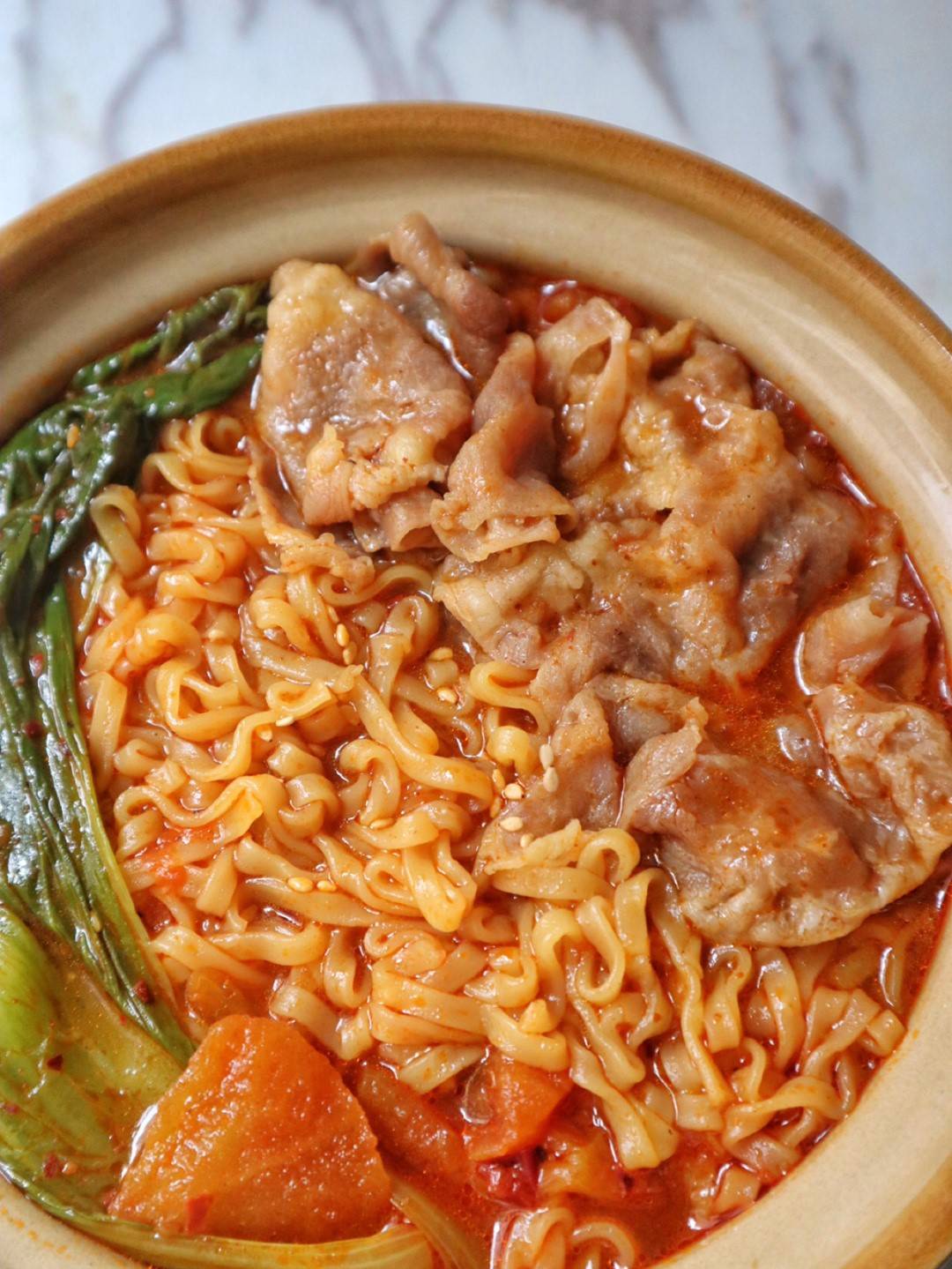 然后放入泡面饼,小青菜,将其煮软煮熟,最后小肥牛只需煮15秒,就可以