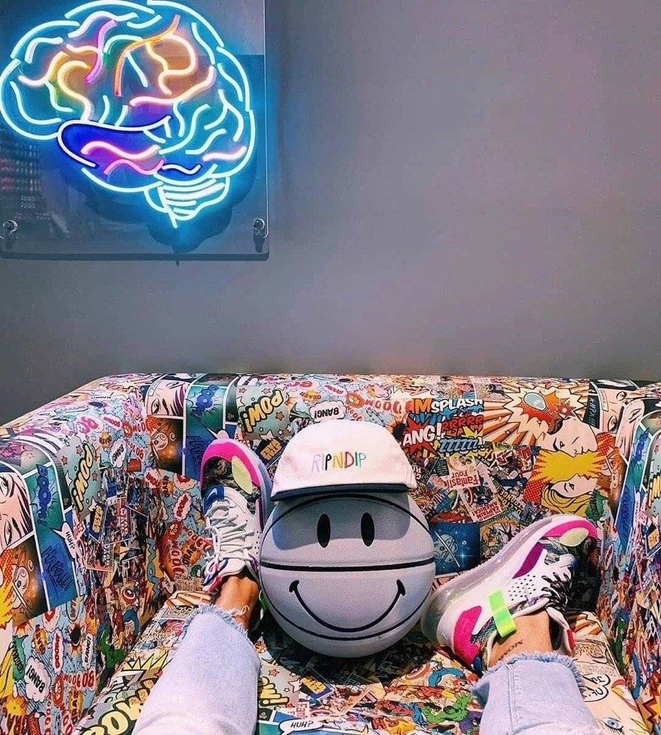 潮图背景图他只是偶尔需要你而已