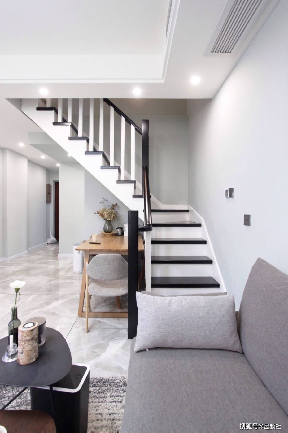 20万装修120㎡loft公寓,低调小伙品味不错,高级灰真大气_楼梯