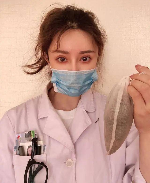 31岁美女医生怀孕6月秀腹肌,网友:我还不如一个孕妇