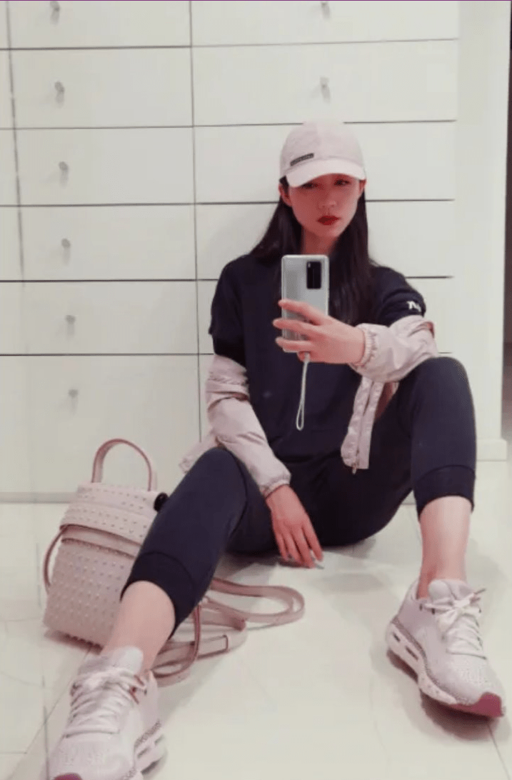 原创韩雪瘦了就任性,直接坐在地上自拍,看到腿和手的对比:还以为眼花