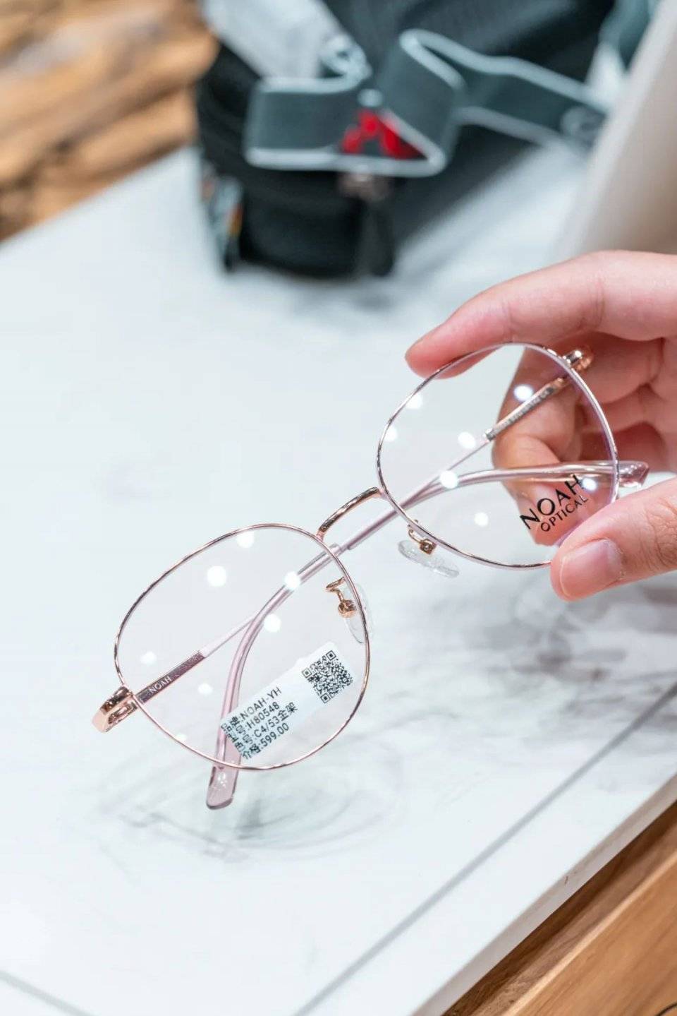 看中了什么款式都可以随意试戴哦~ 活动期间,想换眼镜的朋友们,这次的