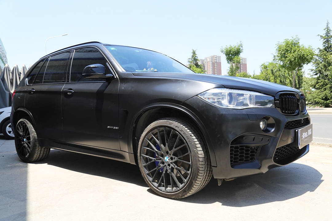 破万境立新境宝马x5济南欧瑟全车贴膜改色陶瓷黑x5m前包围锻造轮毂