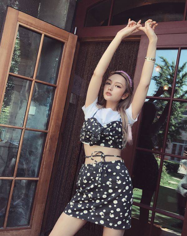 周扬青单身后愈发不羁,非要挑战儿童背心,秀腰女生看了都要自闭了