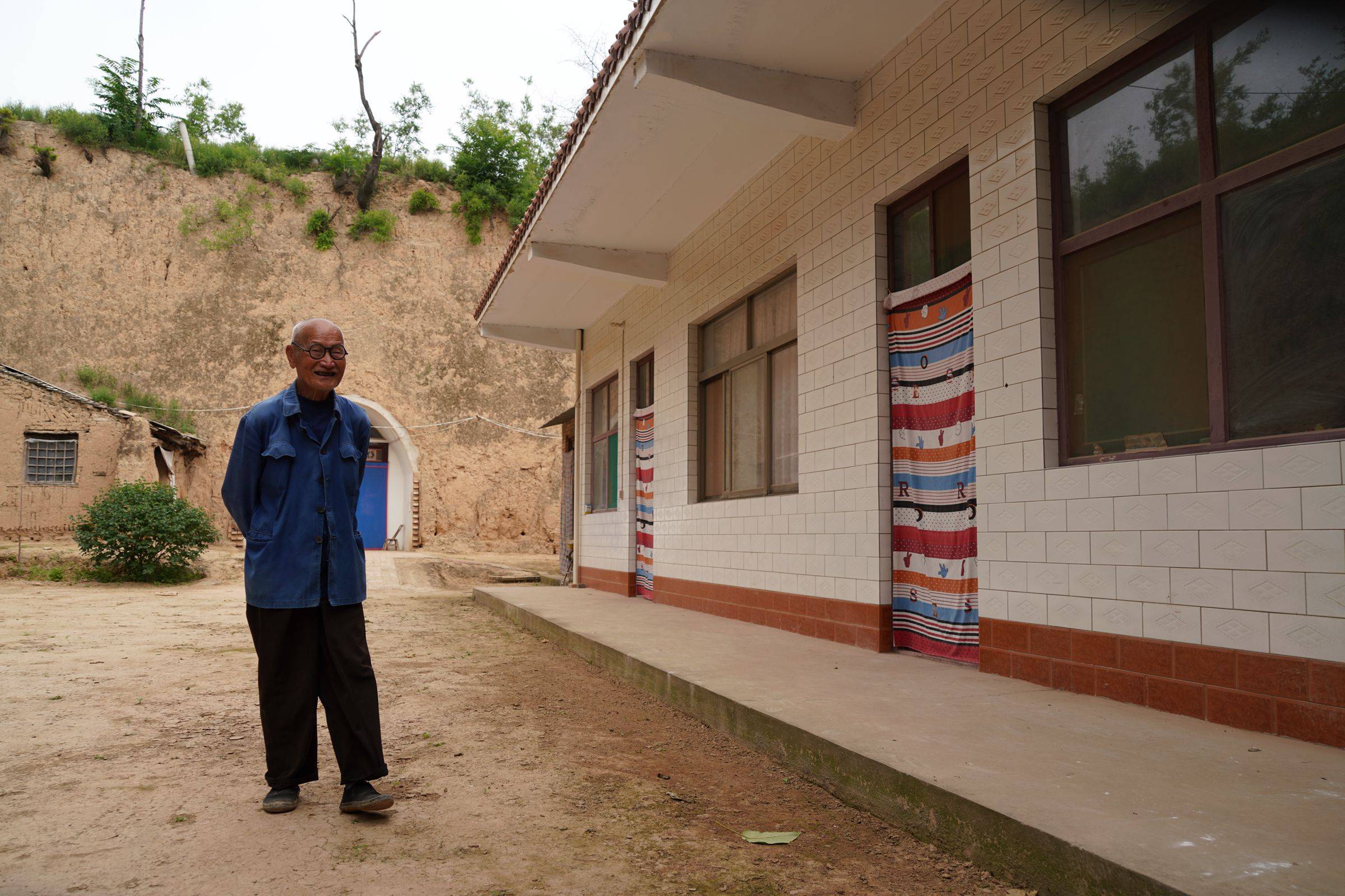 原创山西农村88岁老人1生离不开酒瓶,现在3天喝1斤,看生活成啥样