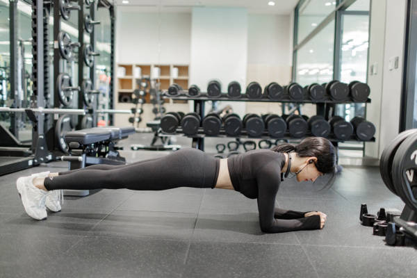 王智维持好身材也主要靠运动锻炼,日常也时常会分享自己的健身照