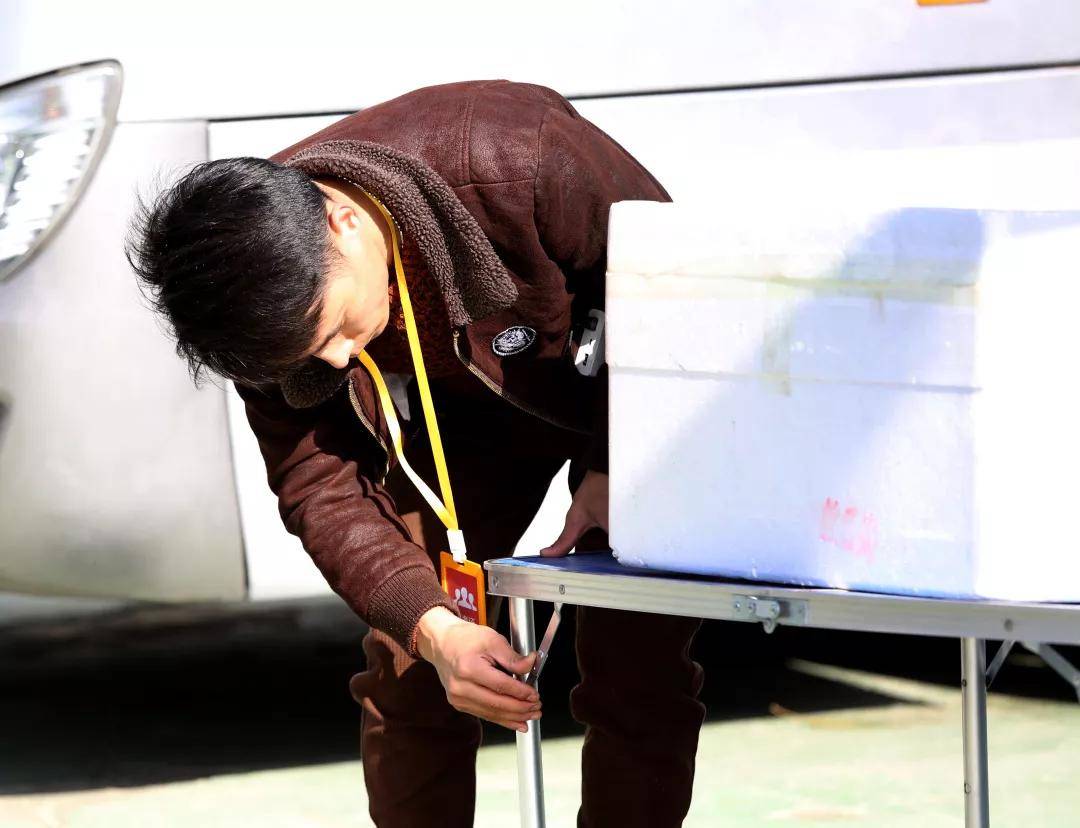 万人模拟联考校尉美术专业老师全程陪同这一刻真的暖到了