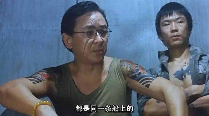 江湖往事成龙惹怒罗维被黑社会围攻王羽大哥仗义出手肝胆相救