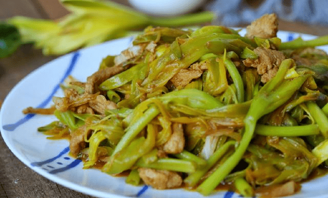 【黄花菜炒肉】 食材准备: 黄花菜300克 里脊肉150克 葱3克 姜2克